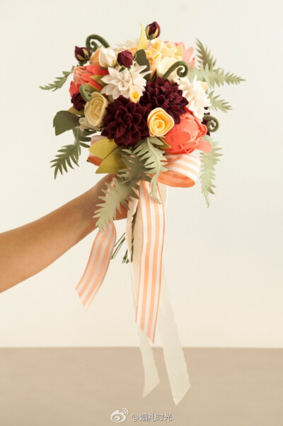 #DIY#手工--手捧花：不织布手捧花，不仅可以在婚礼上用上，而且能够永久保存，在以后的周年纪念里，都可以拿出来回忆~ ​​​​