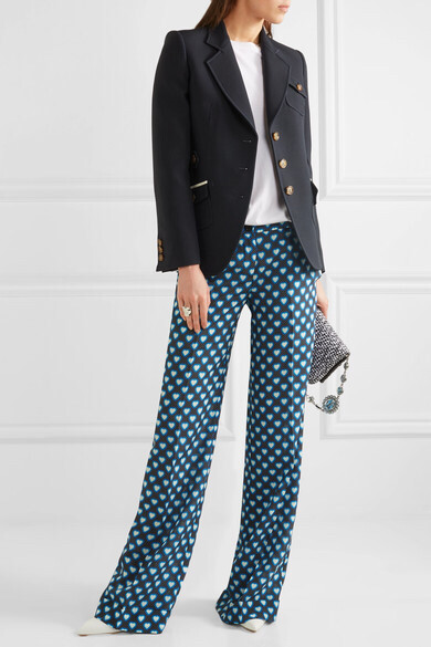 
Miu Miu 的 2017 早春度假秀场选址于一家巴黎夜店，并邀请传奇超模 Kate Moss、美国影星 Dianna Agron 和法国歌手 SoKo 做嘉宾。来自该系列的这款精裁喇叭裤采用真丝双绉制成，裤身印满心形和波点图案，高腰设计和…