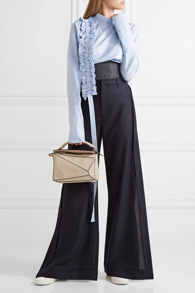 
Miu Miu 的 2017 早春度假秀场选址于一家巴黎夜店，并邀请传奇超模 Kate Moss、美国影星 Dianna Agron 和法国歌手 SoKo 做嘉宾。来自该系列的这款精裁喇叭裤采用真丝双绉制成，裤身印满心形和波点图案，高腰设计和…