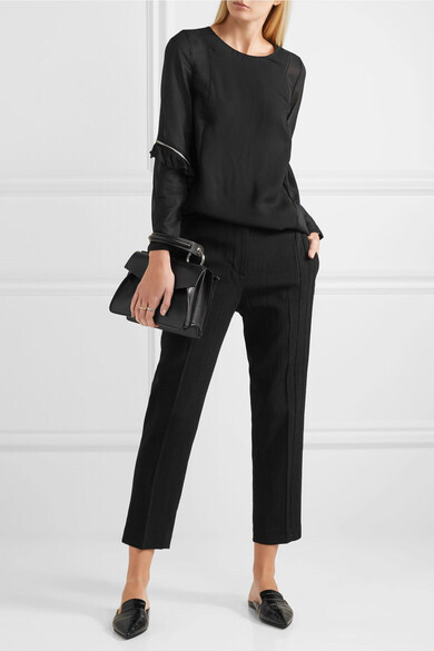 
3.1 Phillip Lim 这款黑色长裤以略微挺括的帆布裁成，饰有利落压痕。侧面的挑窿细节形成隐约透肤的竖条纹，截短裤脚可展露纤细足踝，与拖鞋或乐福鞋搭配绝佳