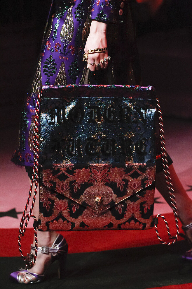  Gucci2017 秀场之上，中国风跳接到米兰的艺术之美当中。
模特们随意拎起的刺绣绢扇告知它们的灵感来自于东方，龙图腾、刺绣图案结合着Gucci独一无二的“曲风”尽情展现，完美融合。
这迷离的文艺透视出来的浪漫有些古怪，但又十分合理，我们的感官被充分调动，感知这一切不期而遇的东方之美