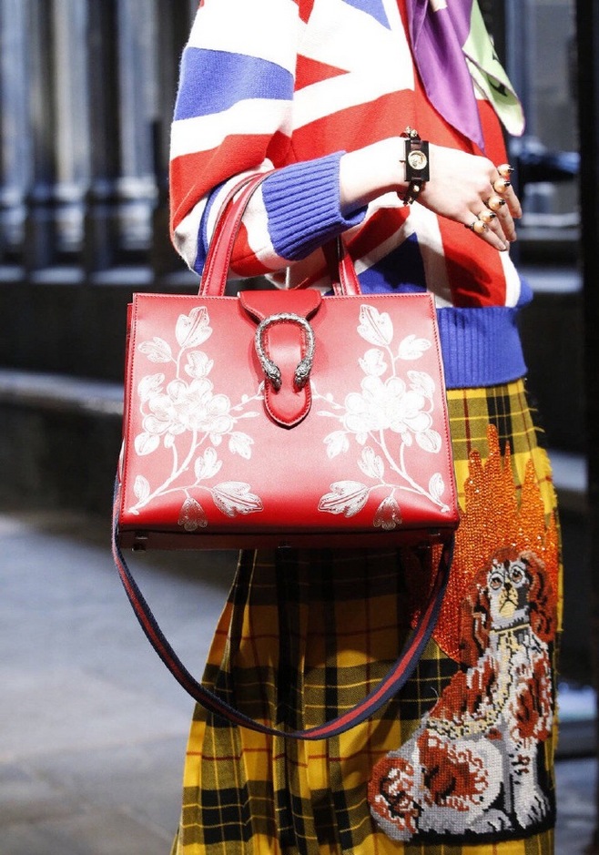  Gucci2017 秀场之上，中国风跳接到米兰的艺术之美当中。
模特们随意拎起的刺绣绢扇告知它们的灵感来自于东方，龙图腾、刺绣图案结合着Gucci独一无二的“曲风”尽情展现，完美融合。
这迷离的文艺透视出来的浪漫有些古怪，但又十分合理，我们的感官被充分调动，感知这一切不期而遇的东方之美