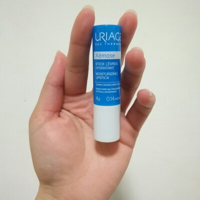 依泉唇膏
一点也不好用。