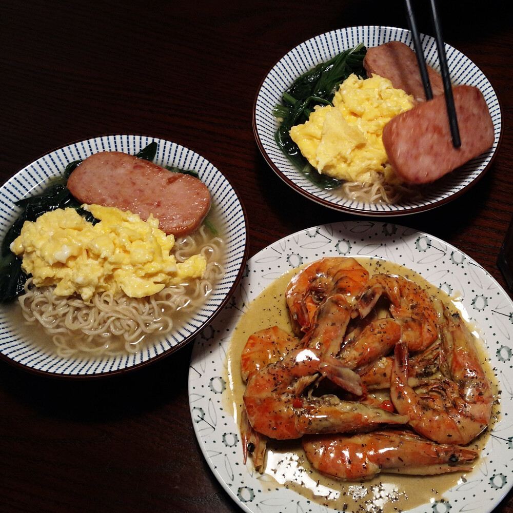 餐蛋面和奶油虾