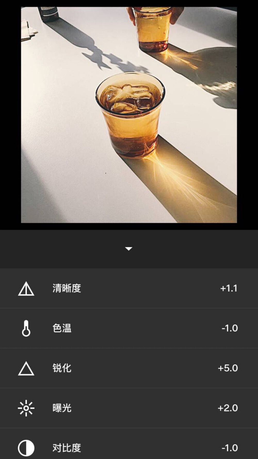 VSCO 午后静物调色步骤：滤镜E5+12 对比度-1曝光补偿+2（根据图片亮度）锐化+5色温-1清晰度+1