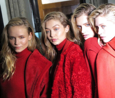 模特们的秀场后台 via Gigi Hadid