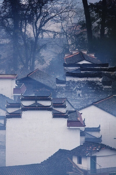 妳說，三生石畔，風月琳瑯，後來，妝臺鏡前，淚拆兩行；妳說，千山暮雪，水戲鴛鴦，後來，烏蓬搖夢，輕奏離殤；妳說，繁華堤上，共賞春光，後來，天涯相忘，梨花雨涼；妳說，蒼山映水，晚落芬芳；後來，韶華如夢，柳碎花傷。 ​​​​