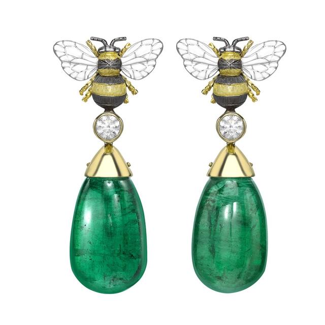 Theo Fennell Bee Drop Earrings，18K黄金，祖母绿耳坠，镶嵌钻石
耳钉各采用一枚25.15克拉祖母绿宝石，项链则采用47.86克拉祖母绿。珠宝上的黄金蜜蜂造型由手工制作，尤其在翅膀的部分为18K白金镂空，是一款充满皇家气质的夏季珠宝。