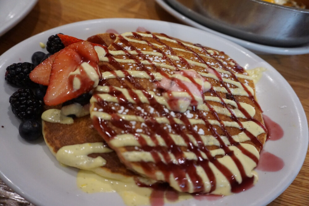 酸酸的梅子和甜甜的pancake 软软的 脆脆的 还夹杂着爆汁的口感