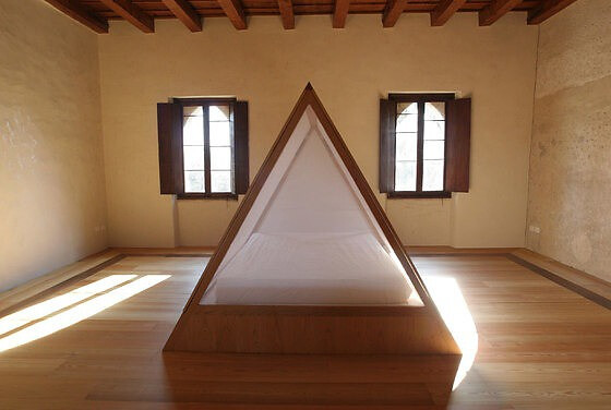 床是由樱桃木制成，轻纺做出外面围布Bed made of cherry wood with light textile opening sides.