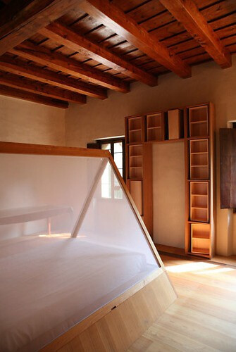 床是由樱桃木制成，轻纺做出外面围布Bed made of cherry wood with light textile opening sides.