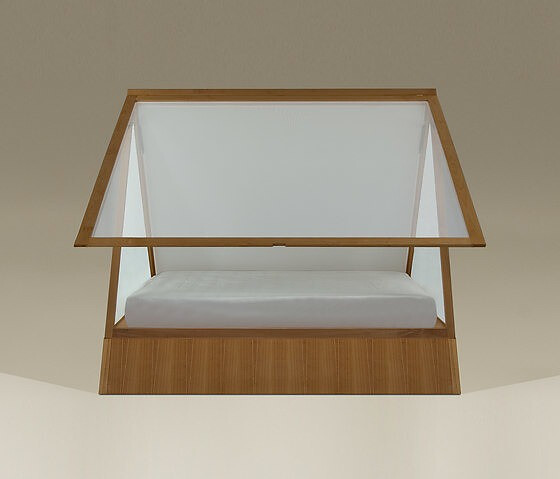 床是由樱桃木制成，轻纺做出外面围布Bed made of cherry wood with light textile opening sides.