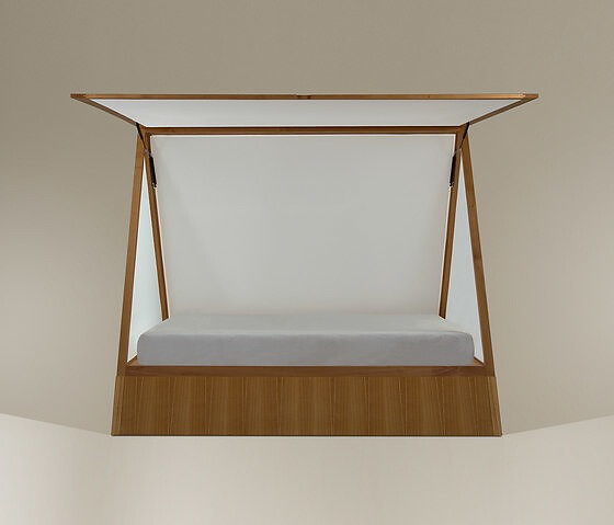 床是由樱桃木制成，轻纺做出外面围布Bed made of cherry wood with light textile opening sides.