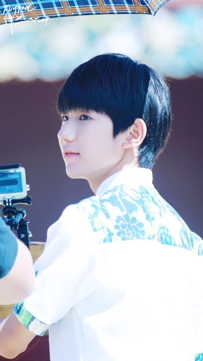  #TFBOYS王源##综艺一哥王源##王牌队长王源##王源王牌对王牌# 一组小仙子，星厨小当家上班