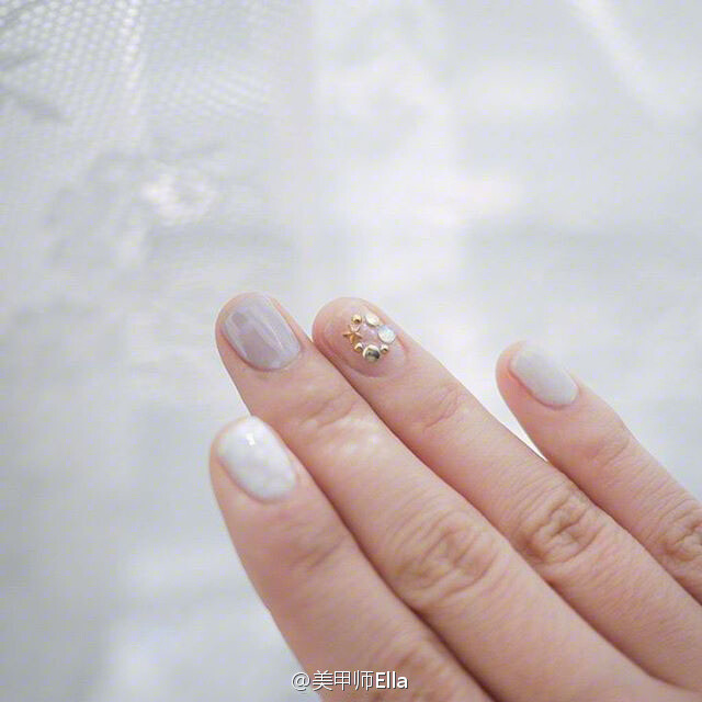 高级感十足的“奶奶灰”美甲~ ​​​​