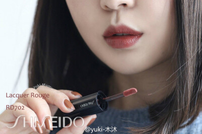 Shiseido Lacquer Rouge RD702：敲美的一只，颜涩是棕红叼，偏暗一点，上嘴超显白，也不调皮，质滴也很棒棒，顺滑好途，成馍快，不拔杆，遗憾的是现在不好buy了[笑cry]。这只也是Armani唇-诱200的替代涩，但是相对来…