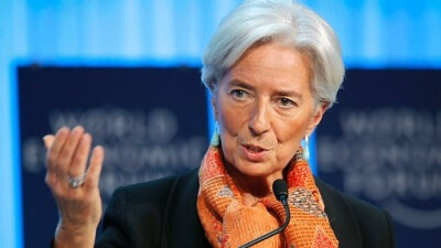 Christine Lagarde，职业装穿得最美的女性之一，围巾与首饰的搭配值得学习