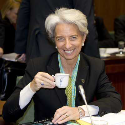 Christine Lagarde，职业装穿得最美的女性之一，围巾与首饰的搭配值得学习