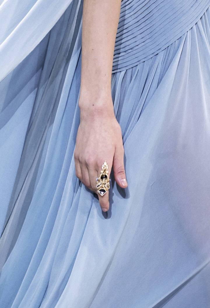 Elie Saab 2017春夏季高级定制灵感来自埃及，设计师将其中少量的淡蓝色比拟为“尼罗河上的迷雾”～ ​​​
时尚街拍 秀场 模特 时尚博主 婚纱婚礼 新娘造型 礼服 鲜花 花束 捧花 耳环 手链 项链 发饰 高跟鞋 饰品