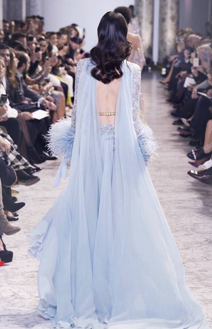 Elie Saab 2017春夏季高级定制灵感来自埃及，设计师将其中少量的淡蓝色比拟为“尼罗河上的迷雾”～ ​​​
时尚街拍 秀场 模特 时尚博主 婚纱婚礼 新娘造型 礼服 鲜花 花束 捧花 耳环 手链 项链 发饰 高跟鞋 饰品