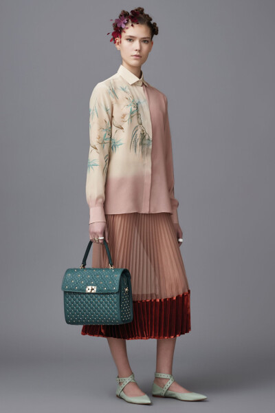 意大利奢侈品牌 Valentino 2016 早秋系列LookBook 本季系列从美国纽约克莱斯勒大厦图案、非洲元素的细节，到东方意境的樱花、龙、飞鸟与花卉，还有火山喷发与海浪的画作……宛若开启了一场色彩缤纷的环球之旅～