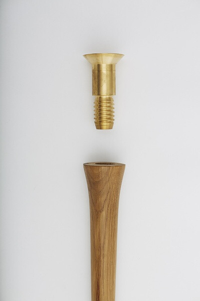大黄铜螺钉刺穿桌面，并穿入实心的橡木腿。材料：美国白橡木单板桌面，黄铜螺丝和实心美国白橡木腿和框架。 ​​​​