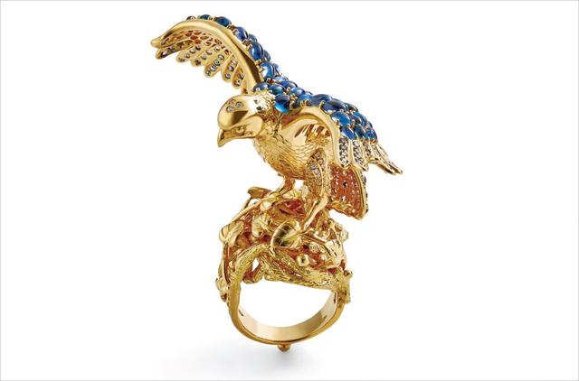 珍稀珠宝首饰鉴赏
这是意大利设计师Temple St. Clair设计， 他凭借Wings of Desire赢得2016年GEM Awards最佳珠宝设计奖。这款Falconi以自然界中的猎鹰为主题，镶嵌弧面切割蓝宝石、明亮式切割钻石。