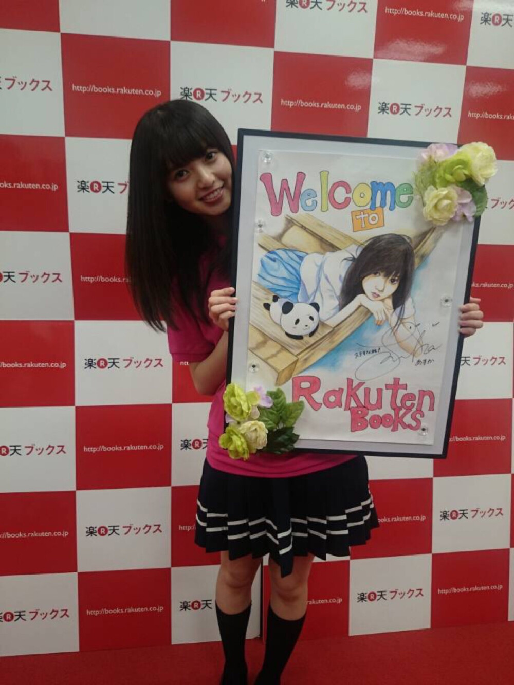 #齋藤飛鳥#
via写真集官方推特
在特大展板上写签名的飛鳥。比起本人自画像更大的情况…！
今天到来的各位，以及应募抽选的各位，非常的感谢。
今后也为了让『潮騒』就算只是多一个人知道，拜托各位的支持请多多关照。 ​​​