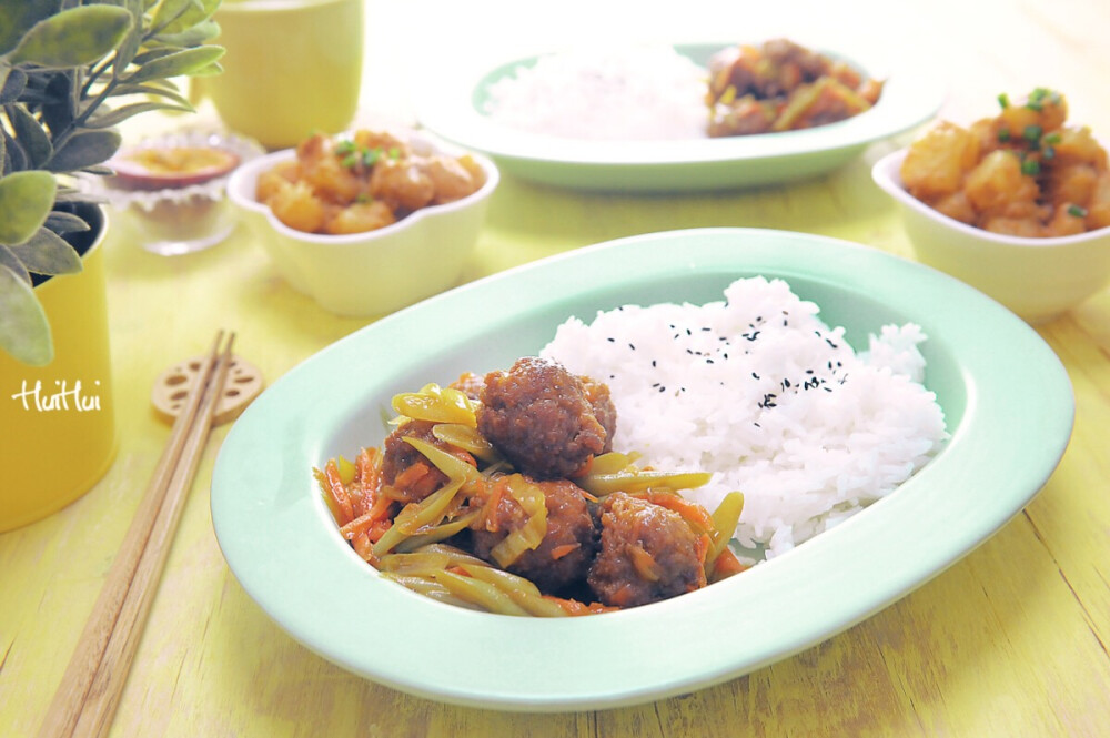 早安，今日早餐：醋香丸子饭+沙茶土豆+百香果+花生浆。
醋香丸子食谱明儿出。
沙茶土豆做法：锅里放油放土豆块炒片刻，加入水没过土豆，再加入两勺沙茶酱，翻炒均匀，大火烧开小火煮至土豆变软，根据个人口感增加调味料即可，真的超简单！