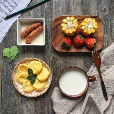 2017.1.12早餐记录:蛋黄饼+牛奶+玉米+香肠+草莓