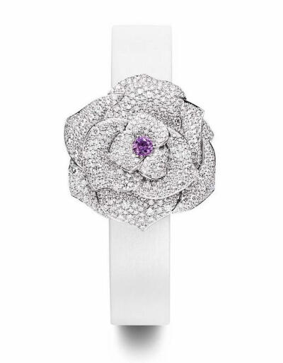 Piaget（伯爵）珠宝首饰鉴赏
Rose Passion 白金腕表，花瓣镶嵌钻石，中央镶嵌一颗粉色蓝宝石