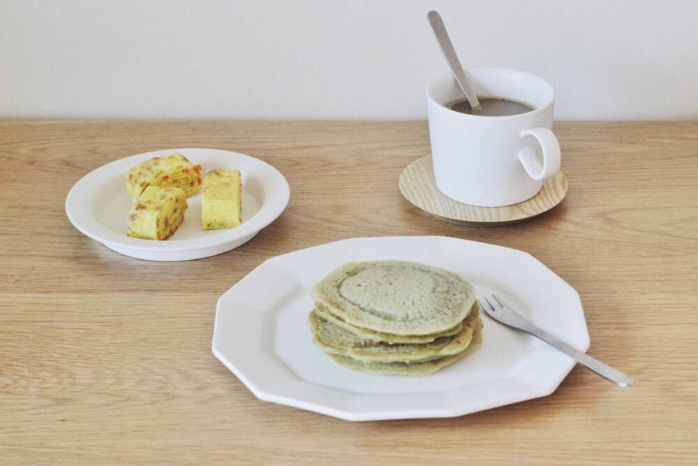 8.16 胡萝卜厚蛋烧，抹茶松饼，咖啡。#拙食##营养餐#
☀胡萝卜厚蛋烧。胡萝卜切小丁，和打散的蛋液混在一起，和做普通厚蛋烧的方法一样。
☀抹茶松饼。
低筋粉、泡打粉、抹茶粉、红糖均匀混合，过筛备用；
牛奶和鸡蛋混合搅拌均匀，倒入碗中和粉类混合均匀，搅拌至表面无粉状，糊糊黏黏的不水。静置十分钟，让液体和粉类充分混合均匀；
小火热锅，用勺子舀适量的面糊摊在锅里，面糊会自然摊成圆形，小火慢慢加热；
待松饼表面出现小气泡时即可翻面，继续加热另一面，一分钟左右即可出锅。