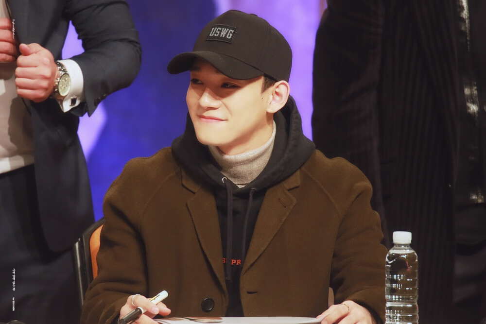 EXO CHEN 金钟大 161204 Hat'son 签售 【cr.infrontofchen ??】笑得甜甜的我们倩倩