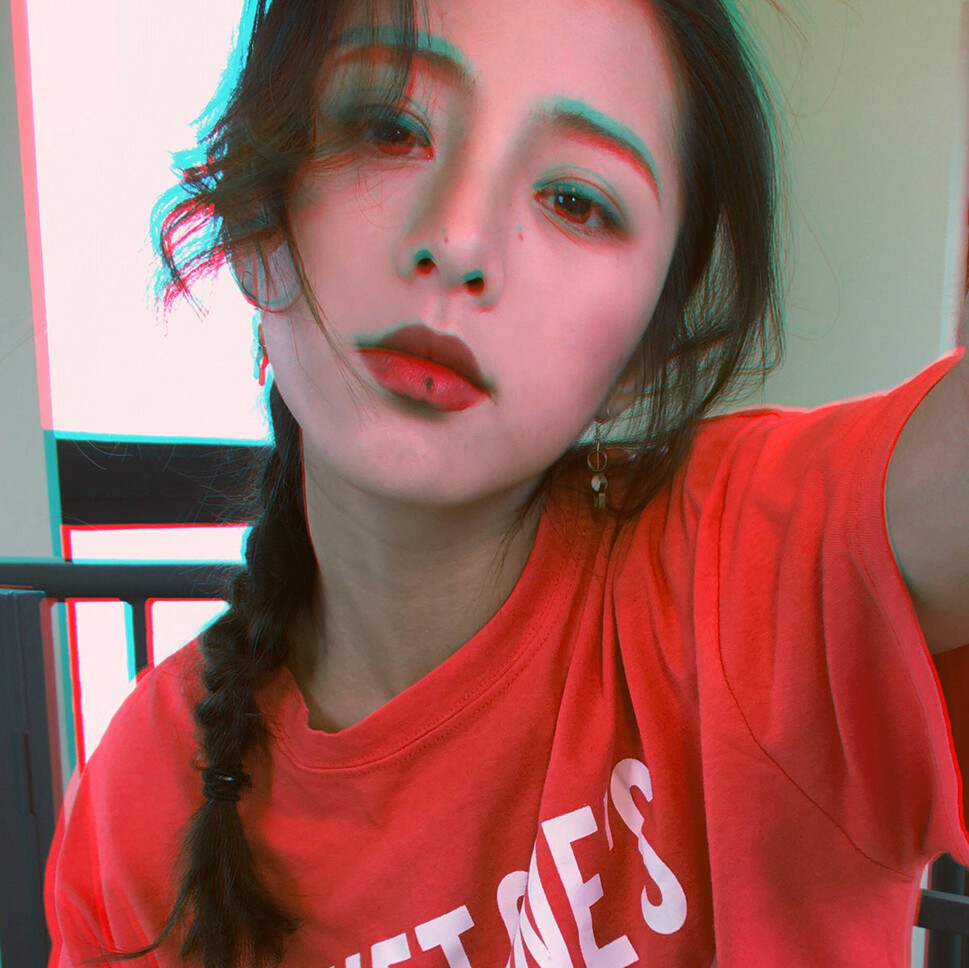 我可以用双手在虚无的空气中画一幅画.你的样貌,你的动作,你的表情.