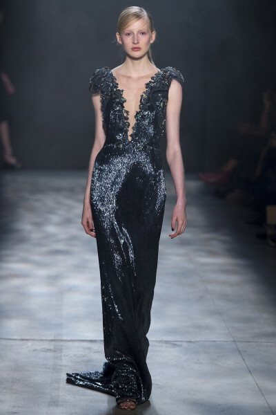 Marchesa 2017 秋冬系列高级成衣 本季设计师再度编制了一个奢华精致的礼服梦。飘逸的流苏，纤巧的薄纱，灵动的羽毛，每一处细节都能满足你对“仙女裙”的终极幻想，将仙气进行到底～