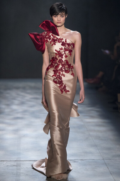 Marchesa 2017 秋冬系列高级成衣 本季设计师再度编制了一个奢华精致的礼服梦。飘逸的流苏，纤巧的薄纱，灵动的羽毛，每一处细节都能满足你对“仙女裙”的终极幻想，将仙气进行到底～