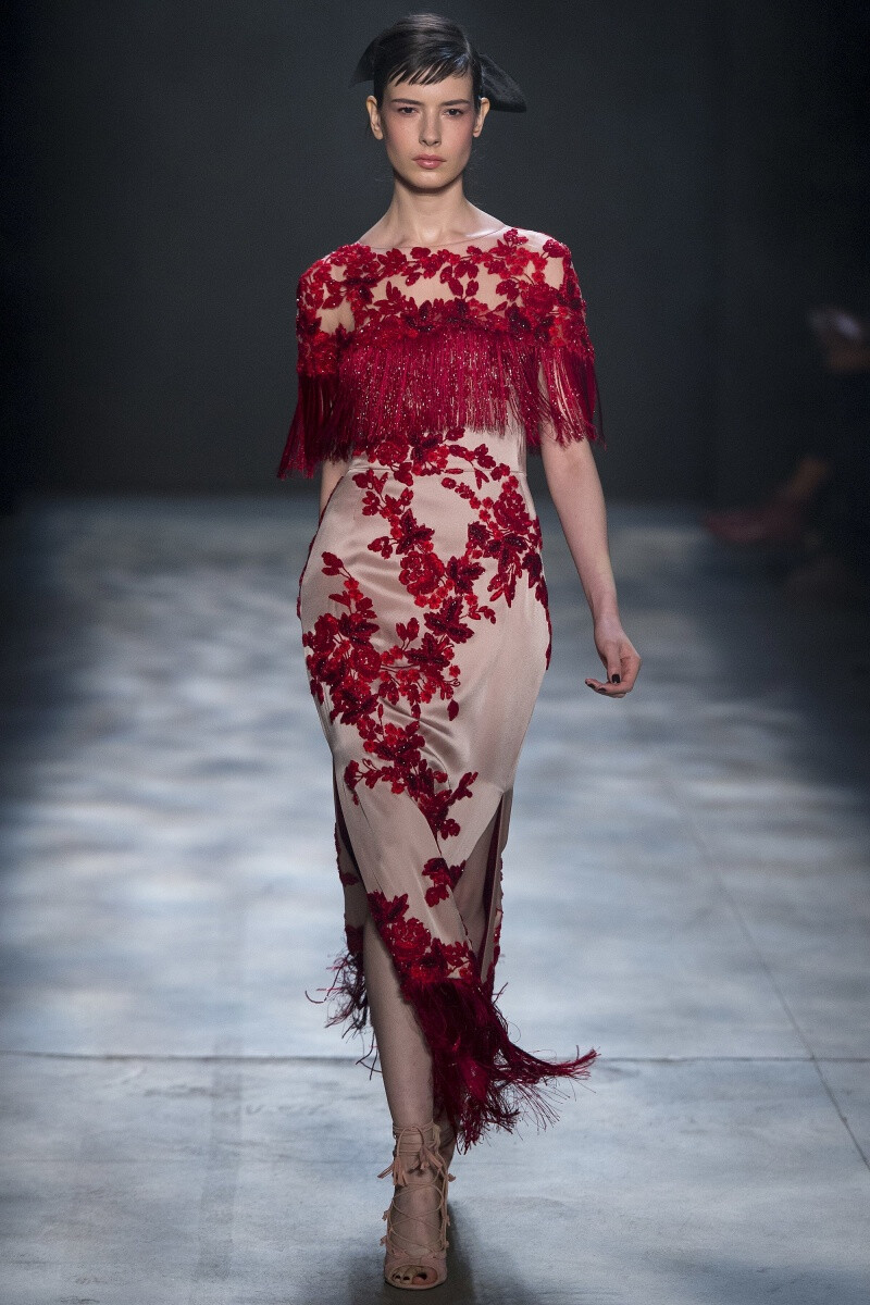 Marchesa 2017 秋冬系列高级成衣 本季设计师再度编制了一个奢华精致的礼服梦。飘逸的流苏，纤巧的薄纱，灵动的羽毛，每一处细节都能满足你对“仙女裙”的终极幻想，将仙气进行到底～