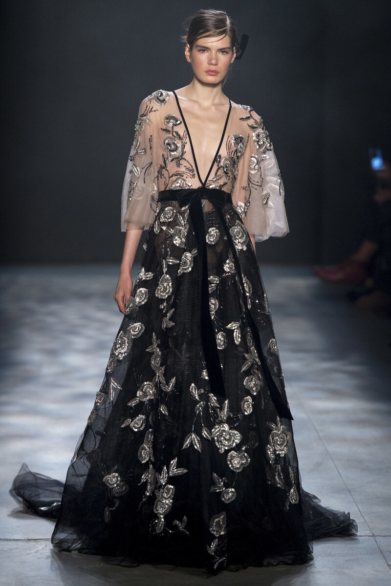 Marchesa 2017 秋冬系列高级成衣 本季设计师再度编制了一个奢华精致的礼服梦。飘逸的流苏，纤巧的薄纱，灵动的羽毛，每一处细节都能满足你对“仙女裙”的终极幻想，将仙气进行到底～