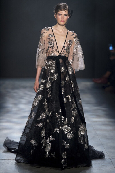 Marchesa 2017 秋冬系列高级成衣 本季设计师再度编制了一个奢华精致的礼服梦。飘逸的流苏，纤巧的薄纱，灵动的羽毛，每一处细节都能满足你对“仙女裙”的终极幻想，将仙气进行到底～