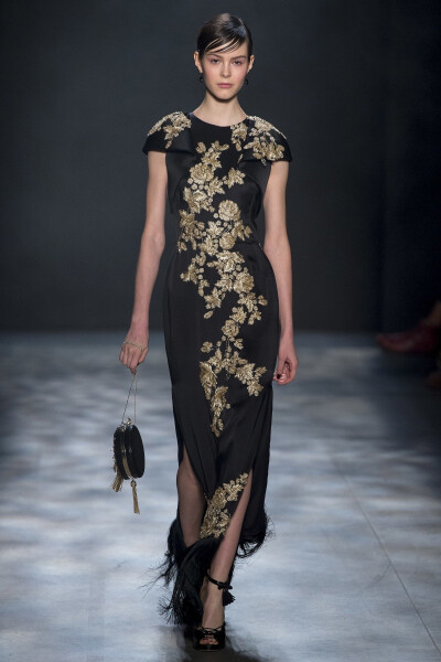 Marchesa 2017 秋冬系列高级成衣 本季设计师再度编制了一个奢华精致的礼服梦。飘逸的流苏，纤巧的薄纱，灵动的羽毛，每一处细节都能满足你对“仙女裙”的终极幻想，将仙气进行到底～