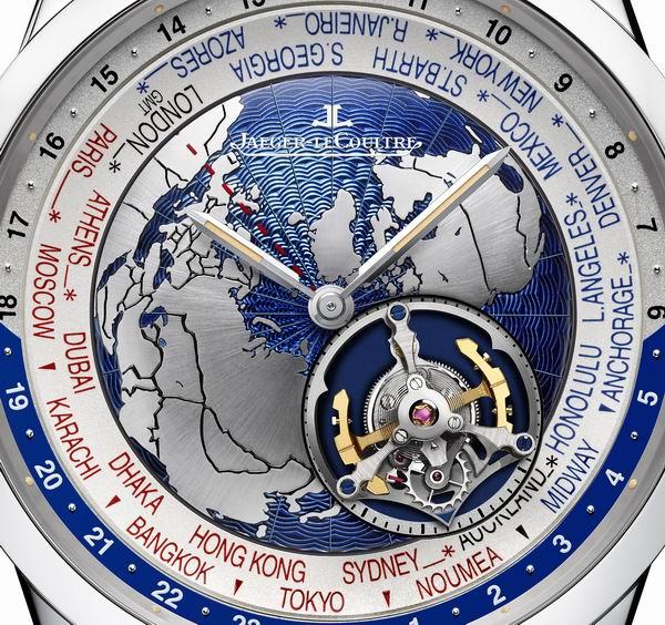 积家珠宝腕表
积家首次将飞行陀飞轮与世界时间显示合二为一
Geophysic Tourbillon Universal Time地球物理天文台系列世界时间陀飞轮腕表
这是积家的制表大师首次将飞行陀飞轮与世界时间显示合二为一。腕表配备直径43.5 毫米的铂金表壳，尺寸相当大气开阔。在壮观的平面地图上，陀飞轮引人注目。由于其框架上不设固定表桥，因而令飞行陀飞轮有悬浮在空中之感。从侧面观赏腕表，可见表盘微微拱起，令人联想起地球仪。
深邃的蓝色漆面海洋上饰以细小的螺旋图案，象征着汹涌波涛，在俯瞰腕表时呈现跌宕起伏的三维效果，充满层次感。经缎面打磨的多个大陆分布于中央转盘上，每天跟随飞行陀飞轮的节奏转动。平面地图随时间流逝而徐徐移动，陀飞轮以此为背景，在扭索饰纹表盘上绕轴自转，精准而有规律。
腕表的表盘凸缘设有荧光物料涂层圆点，指针亦覆有荧光物料涂层，方便佩戴者阅读时间，此外，透过一枚表冠即可进行所有设定和调校。翻转腕表，钟表爱好者可透过蓝宝石水晶底盖一览错综复杂、精巧细致的机制。红宝石轴承和蓝色螺丝固然别具特色，由一整块纯金打造而成的半圆摆陀，