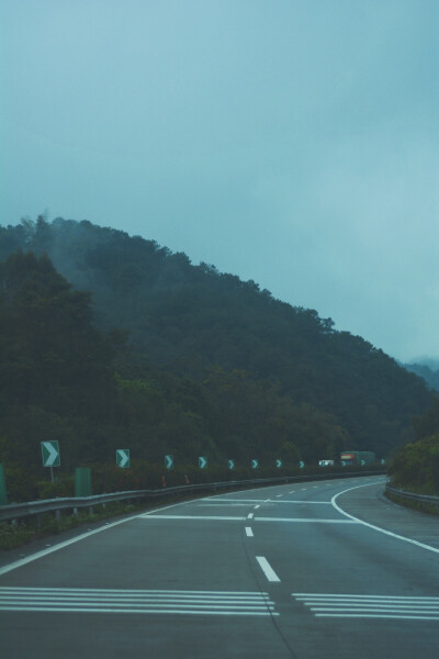 "以最决然又陌生的心情，奔赴这世上最辗转的旅行"