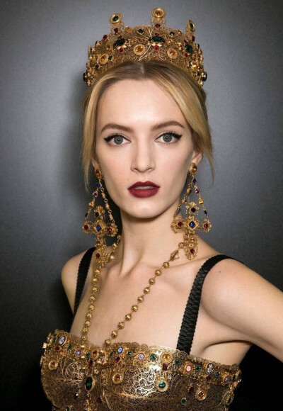 Daria Strokous在Dolce&Gabbana F/W 2013的经典造型