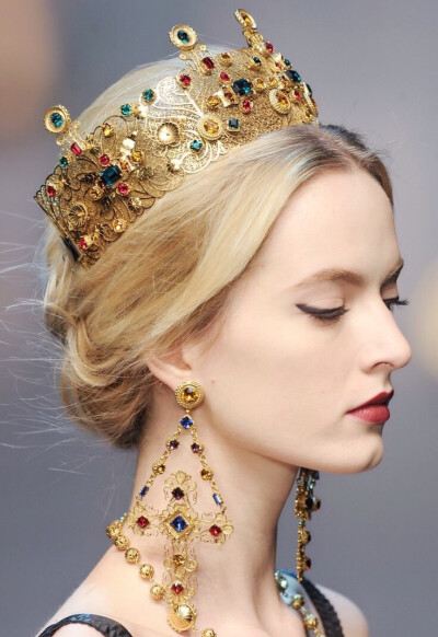 Daria Strokous在Dolce&Gabbana F/W 2013的经典造型