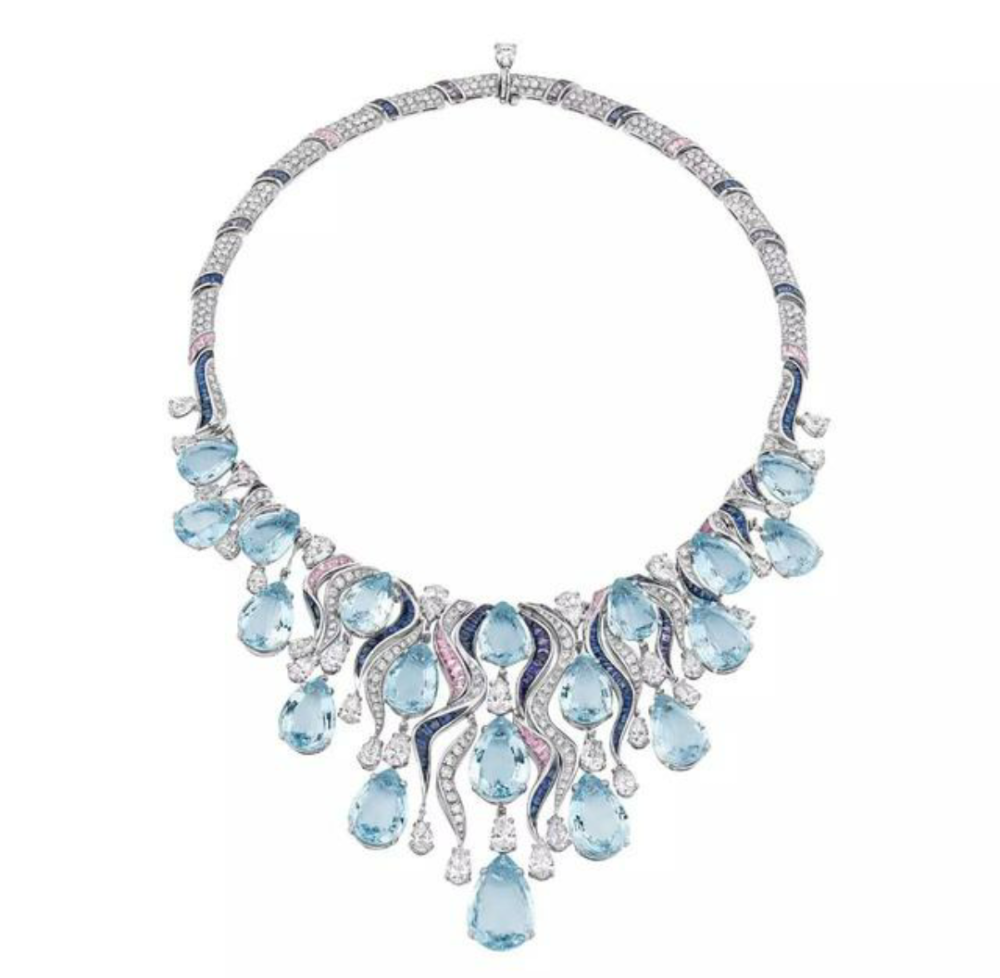 有了2014年巴黎古董双年展上的这条铂金项链。
Bulgari（宝格丽）为这件作品挑选了19颗色泽、大小、造型相匹配的海蓝宝，总重119.16ct，配合着总重15.23ct的蓝色和紫色蓝宝石和33颗总重17.46ct的钻石，如瀑布般倾泻而下。
