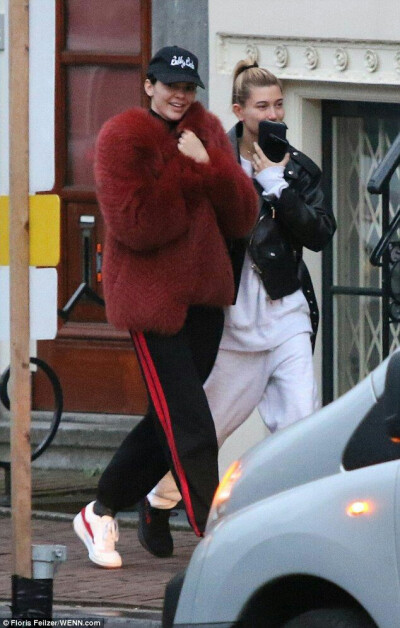 Kendall Jenner 和Hailey Baldwin 在Amsterdam 