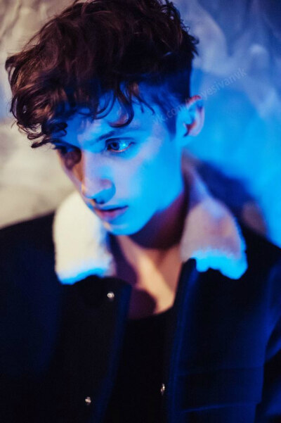 troye sivan 戳爷 你戳去年拍摄的写真´_>`