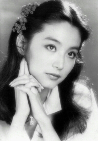 林青霞（Brigitte Lin），1954年11月3日出生在中国台湾省新北三重区，祖籍山东莱阳。
1973年在台北西门町被星探发现出演处女作电影《窗外》女主角江雁容，1976年凭《八百壮士》荣获亚太电影节最佳女主角。1984年将事…