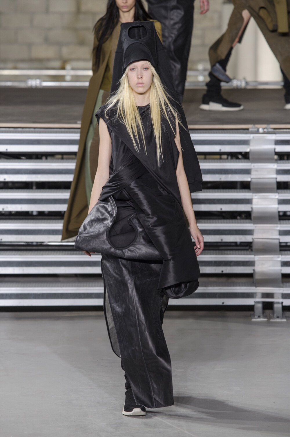 RICK OWENS FALL 2017 FASHION SHOW