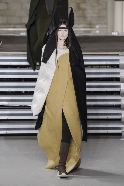 RICK OWENS FALL 2017 FASHION SHOW